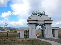 チンギスハーン像と凱旋門