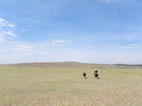 3日目:乗馬 大草原をウマに揺られて進みます。