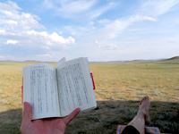 3日目:読書。ゲルの外で読書。最高の時間です。