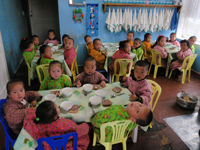 孤児院。「げんこつ山のたぬきさん」が大好評。 ツーリストキャンプ