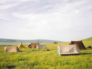 宿泊は大草原テント!みんなで協力!